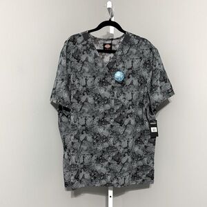 NWT Dickies Scrub Top Spooky Shadows Mens Pewter Gray Skull Print Scrubs Uniform